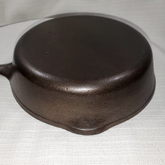 Vintage Unmarked #5 Wagner Cast Iron Skillet - Circa 1960's - Picture 6 of 9
